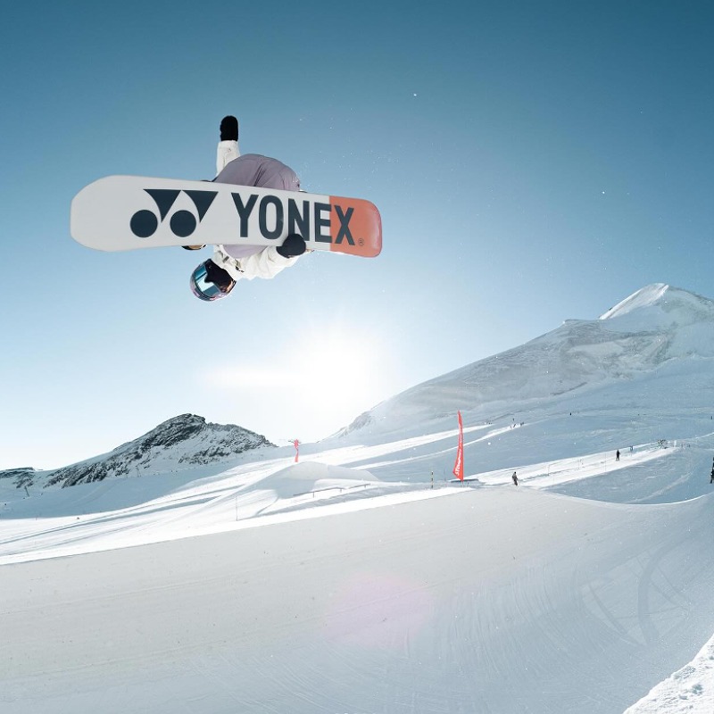 清水さらがハープパイプで空中に高く飛んでいる画像
