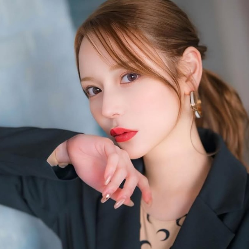 進撃のノアが黒いスーツを着ている画像