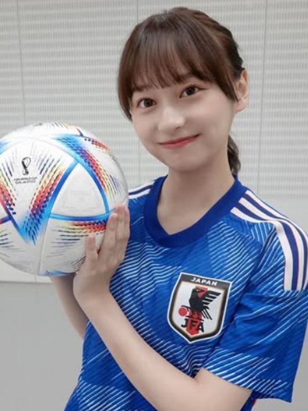 影山優佳がサッカー日本代表のユニフォームを着てボールを持つ画像