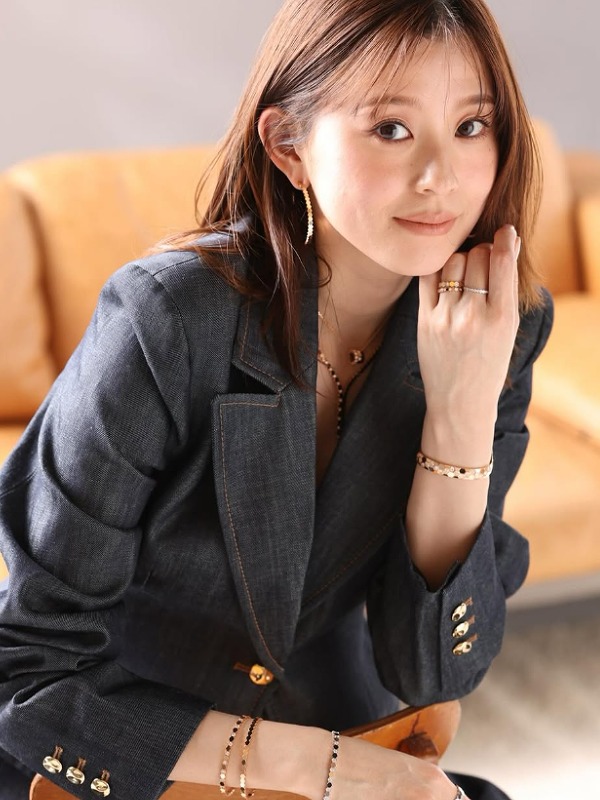 朝比奈彩がデニムのジャケットを着ている画像