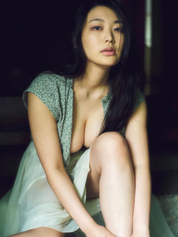 風吹ケイが緑色の服を着ている画像