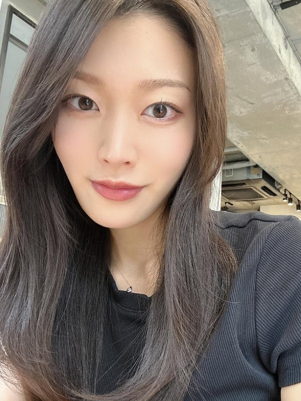 風吹ケイが黒いシャツを着ている画像