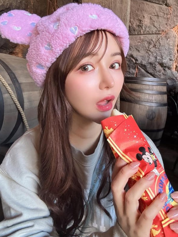 進撃のノアがピンク色の帽子を被っている画像