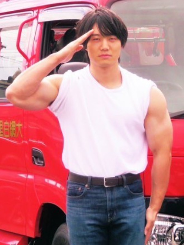 青木マッチョが消防車の前で敬礼する画像