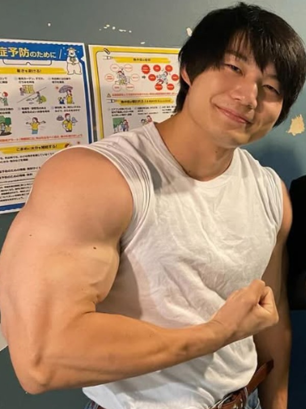 青木マッチョが鍛えられた腕を見せている画像