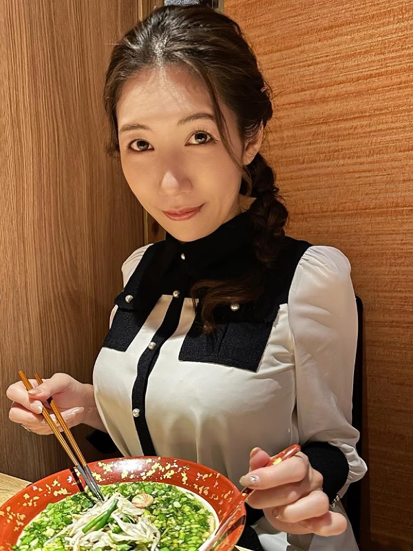穂川果音がネギたっぷりのラーメンを食べている画像