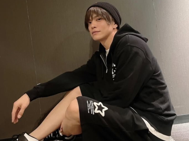 山本裕典が黒いカジュアルな服装の画像