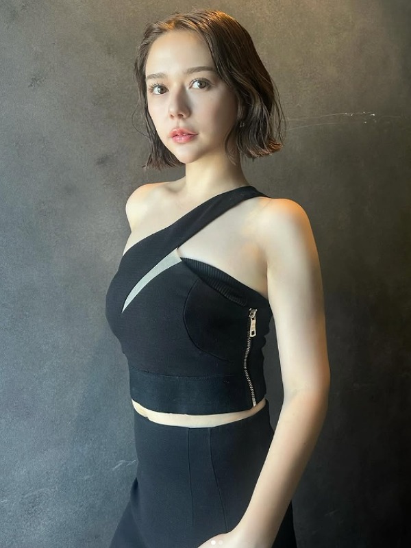 村重杏奈が黒い服を着ている画像