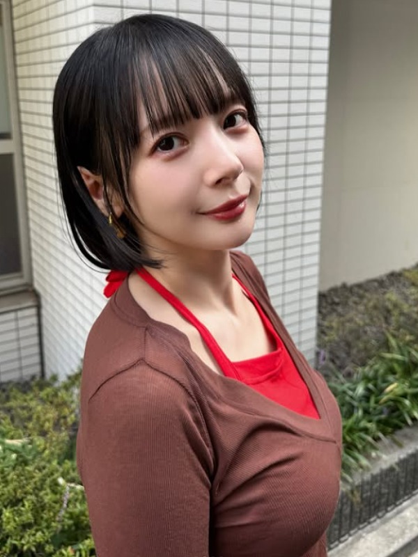 岡田紗佳が茶色い服を着て振り返る画像
