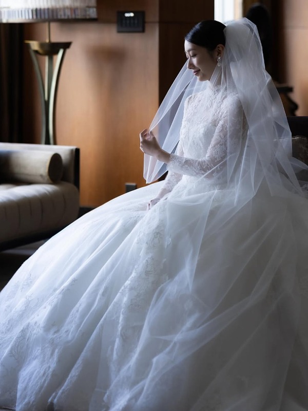 ウェディングドレス姿の波留の画像