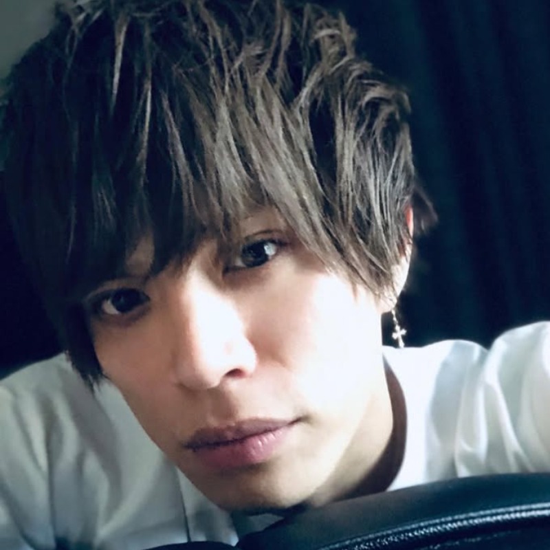 山本裕典が白いシャツを着ているアップの画像