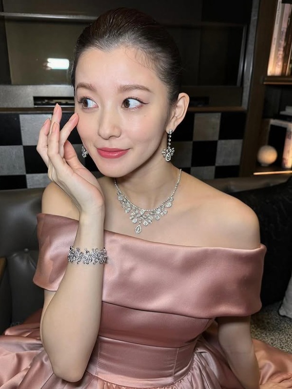 朝比奈彩がピンク色のドレスを着ている画像