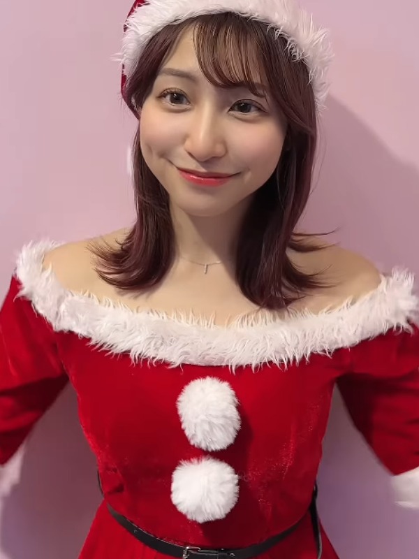 竹井愛乃がサンタのコスプレをしている画像