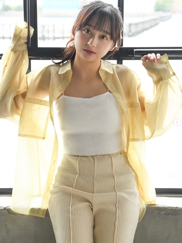 影山優佳がレモン色の服を着ている画像