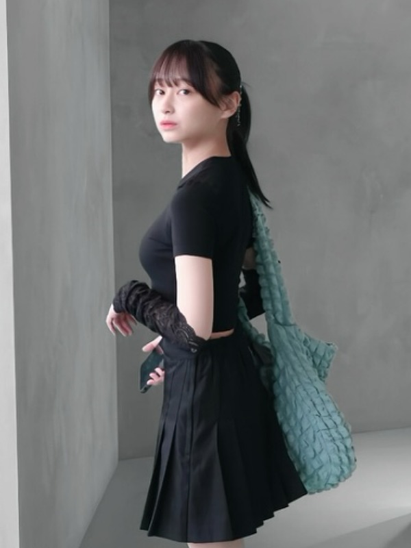 影山優佳が黒い服を着ている画像