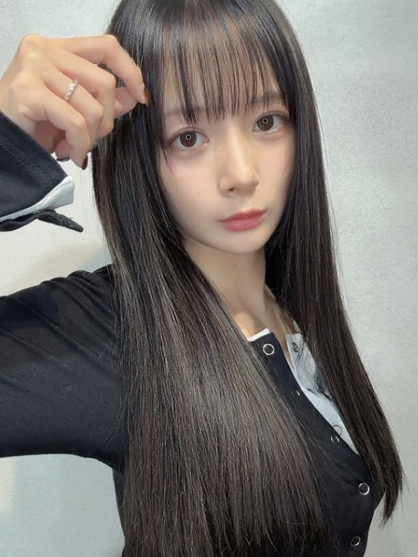 岡田紗佳が黒い服を着ている画像