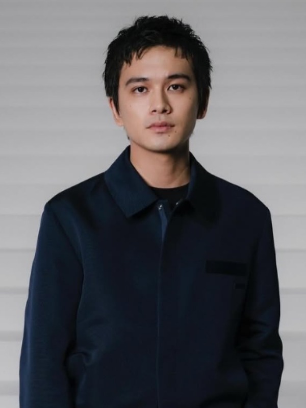 北村匠海が黒い服を着ている画像