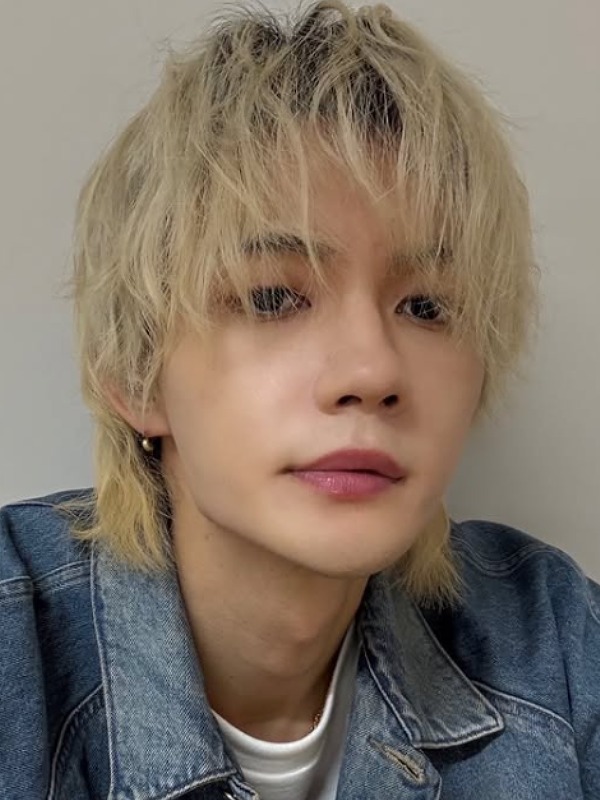 佐野勇斗のデニムのジャケットを着ている画像