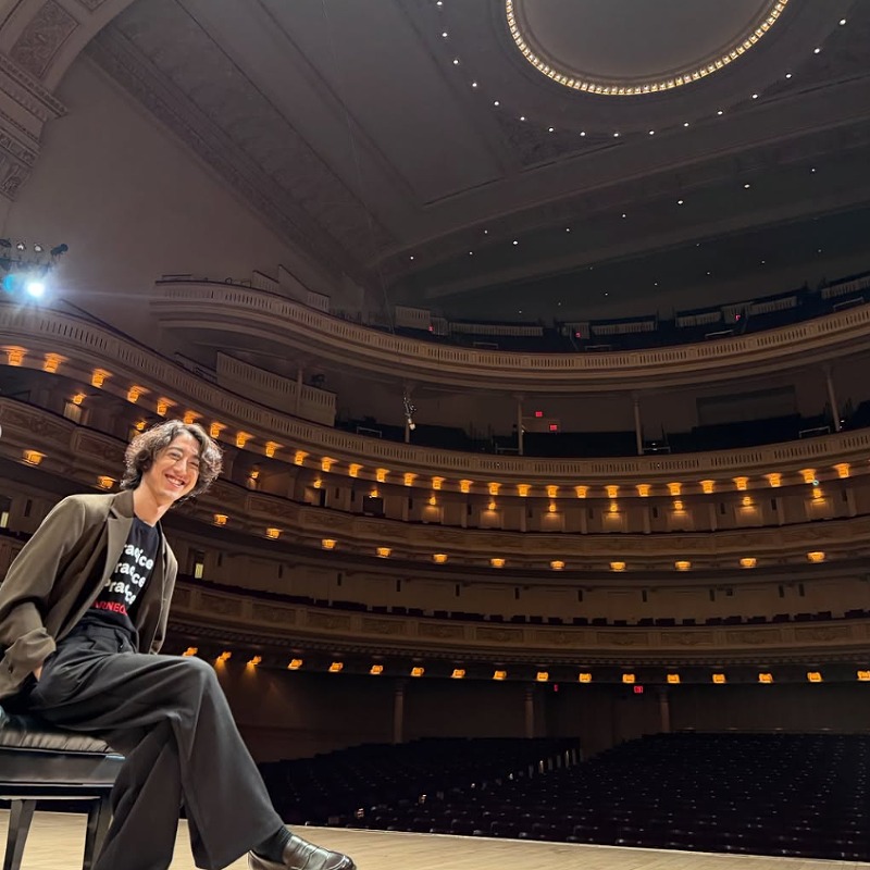 角野隼斗がステージで笑顔の画像