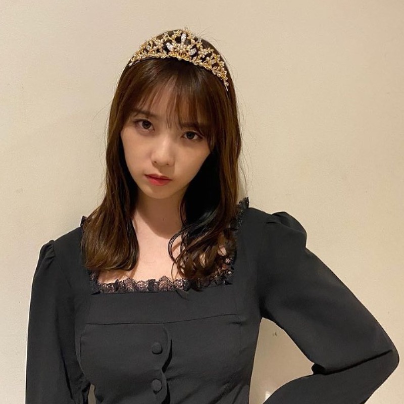与田祐希が黒いドレスを着てティアラを付けている画像