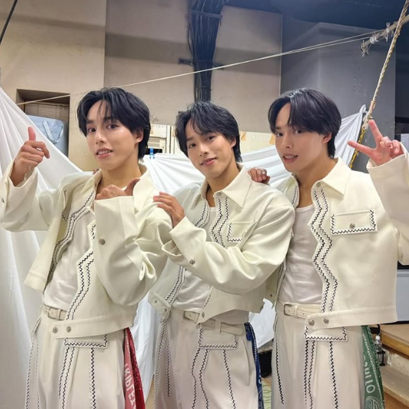 佐藤三兄弟が白いステージ衣装を着ている画像