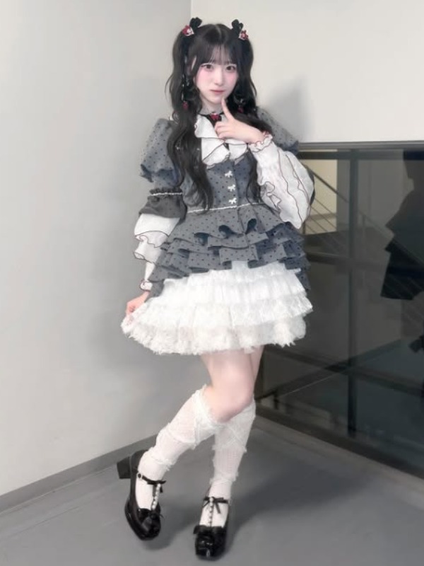 齋藤樹愛羅がグレーのステージ衣装を着ている画像