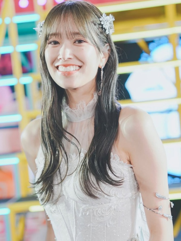 佐々木久美が白いステージ衣装を着ている画像