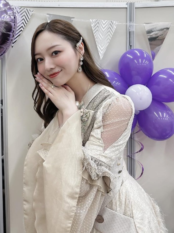 梅澤美波が白いステージ衣装を着ている画像