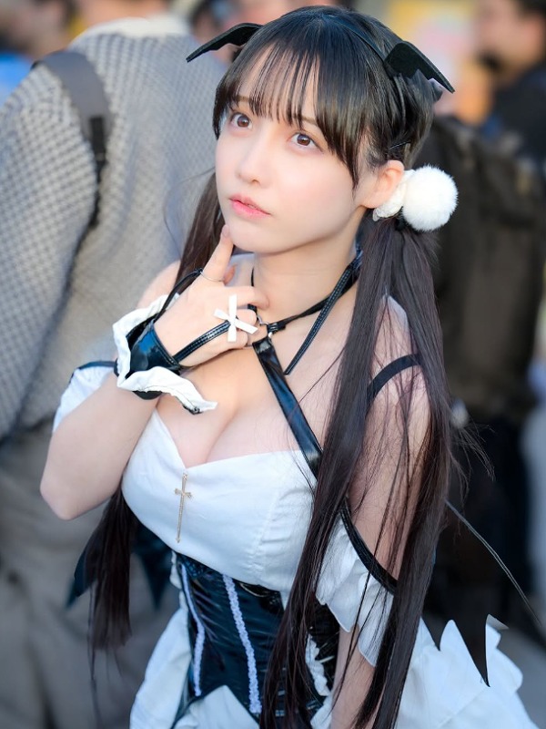 白いステージ衣装を着て顎を触るはのんまゆのの画像