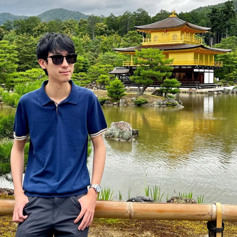 金閣寺の前にサングラスを掛けて立つエリック・ルーの画像