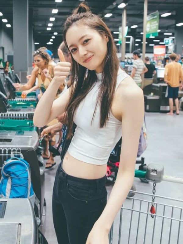 梅澤美波がスポーツウエアを着ている画像