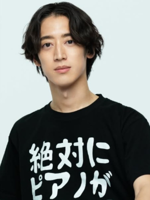 角野隼斗が黒いTシャツを着ている画像