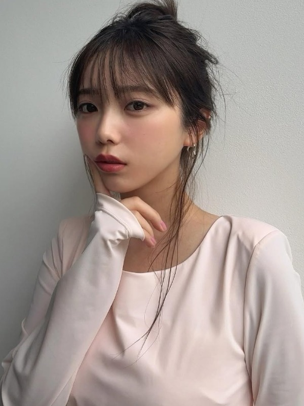 与田祐希が薄ピンク色の服を着ている画像
