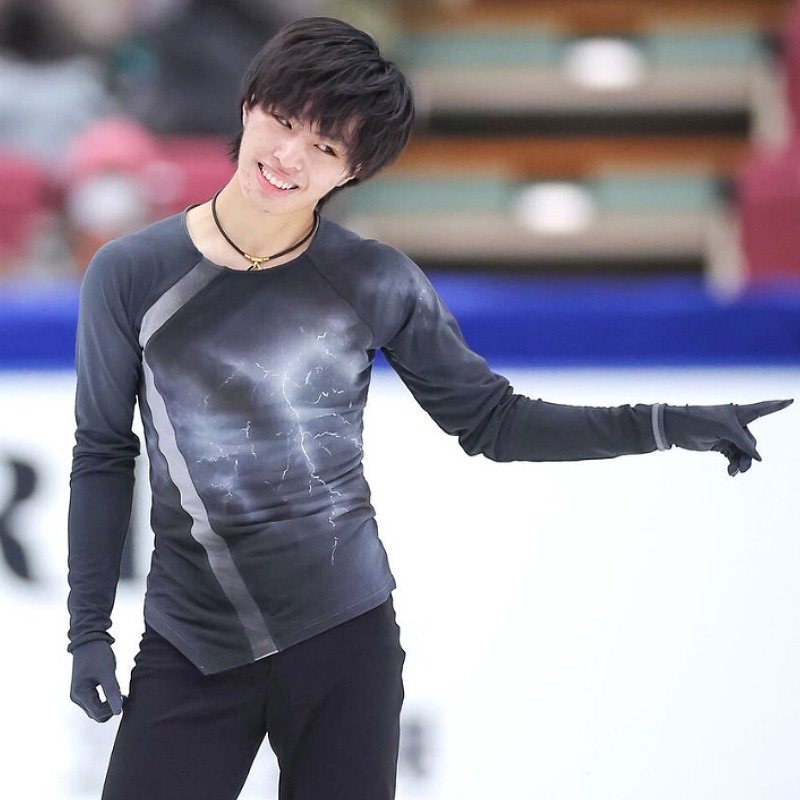 三浦佳生が氷上で演技をする画像