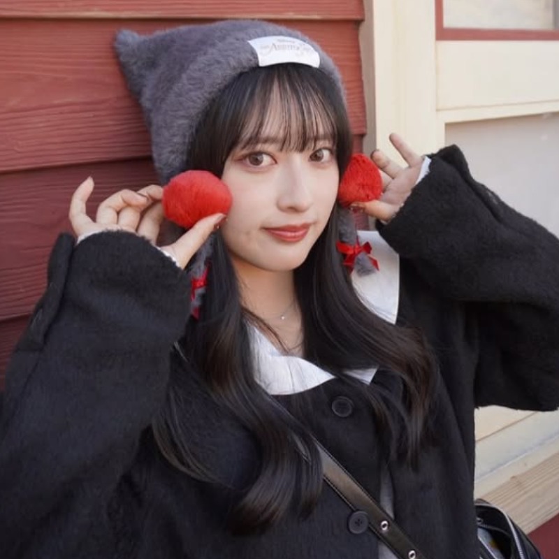 国本梨紗が両手にイチゴのような赤い球を持ちほほの横に添える画像