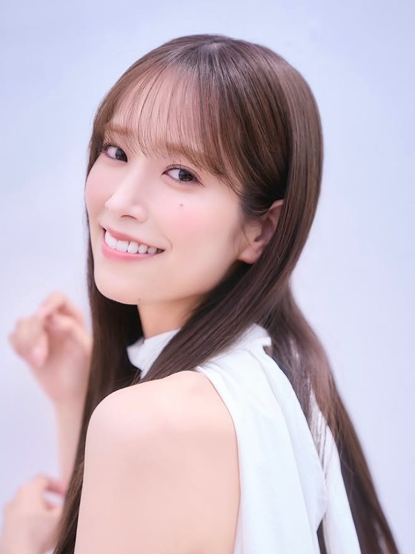 佐々木久美が白い服を着て振り返る画像