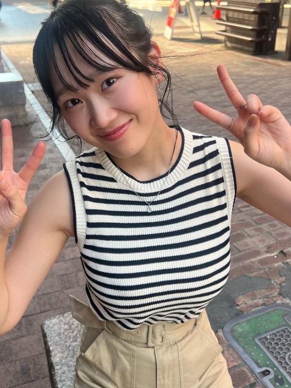 奥村梨穂がボーダー柄のノースリーブを着てWピースをしている画像