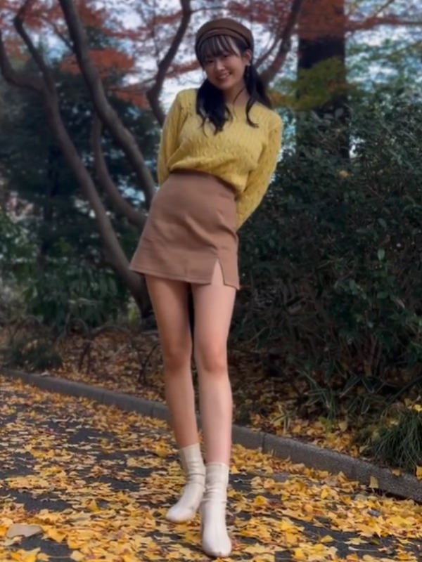 奥村梨穂が銀杏の落ち葉の上に立つ画像