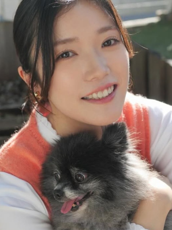 美山加恋が愛犬を抱いている画像