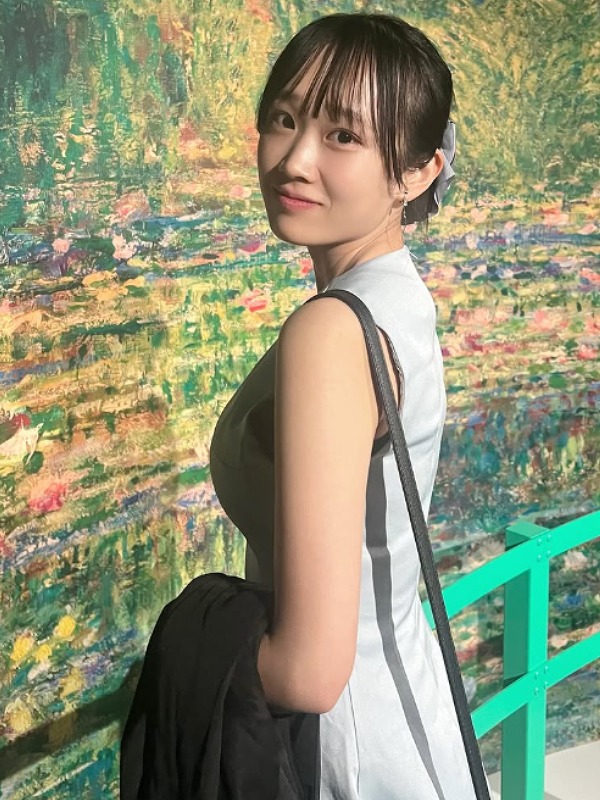 奥村梨穂が空色のワンピースを着て振り返る画像