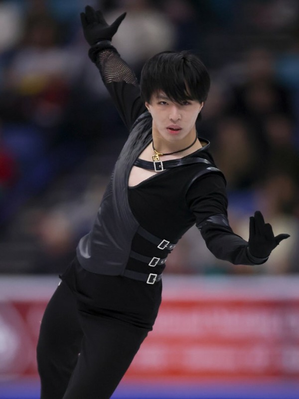三浦佳生が黒い衣装で氷上で演技する画像