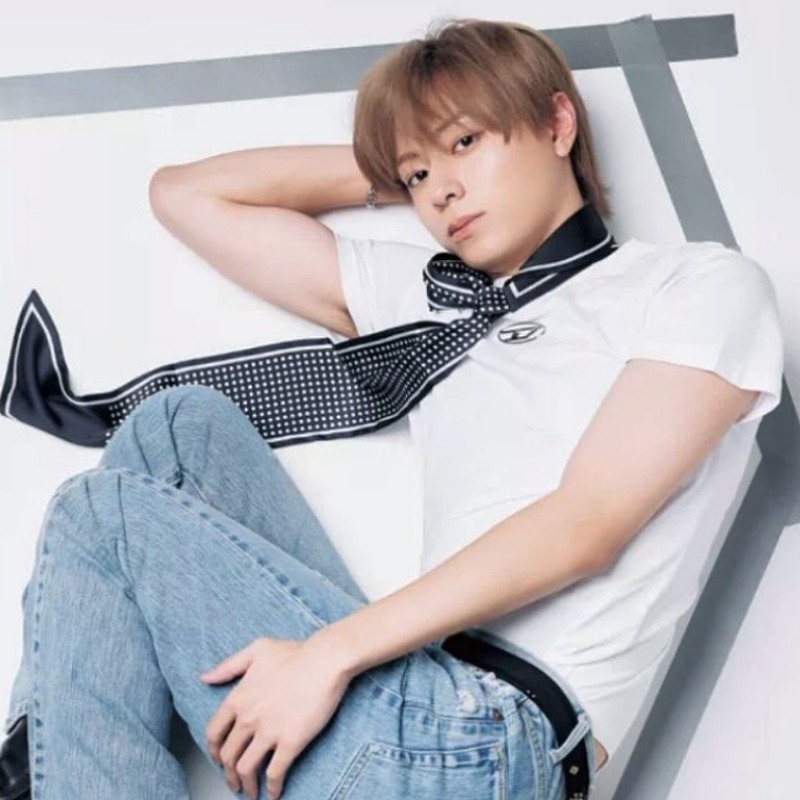 作間龍斗が白いTシャツをジーンズ姿の画像