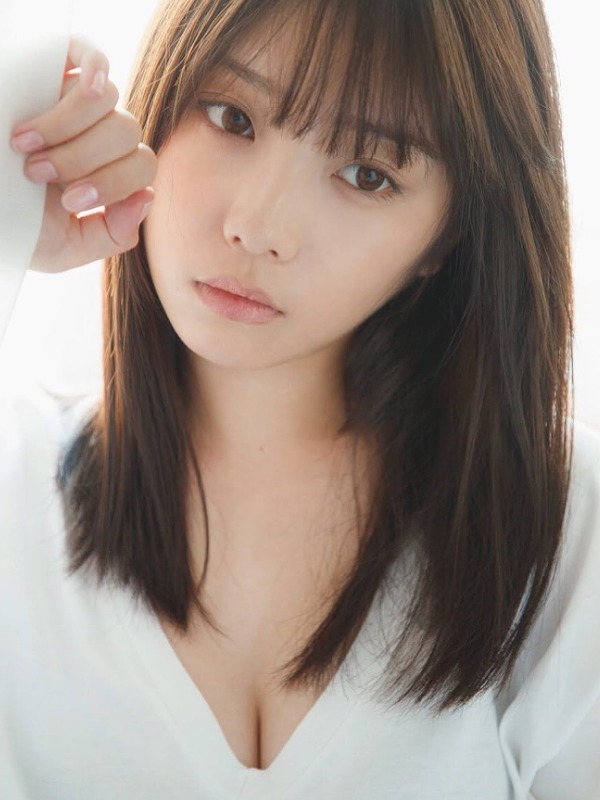 与田祐希が白い服を着ている画像