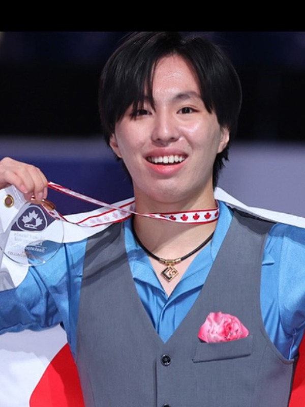 三浦佳生がコラントッテを首に付けメダルを持つ画像