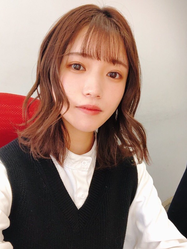 美山加恋が黒いベストを着ている画像