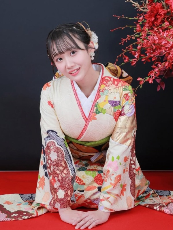 奥村梨穂が和服を着ている画像
