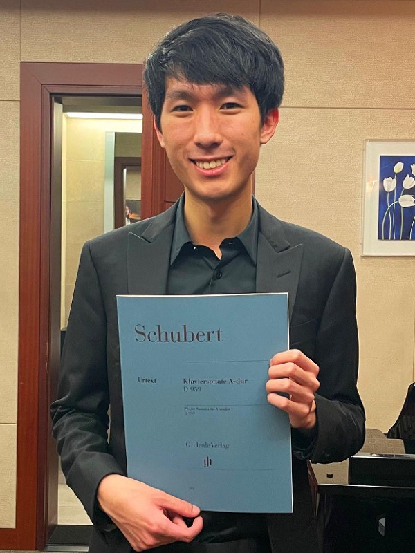 エリック・ルーがシューベルトの楽譜を持つ画像