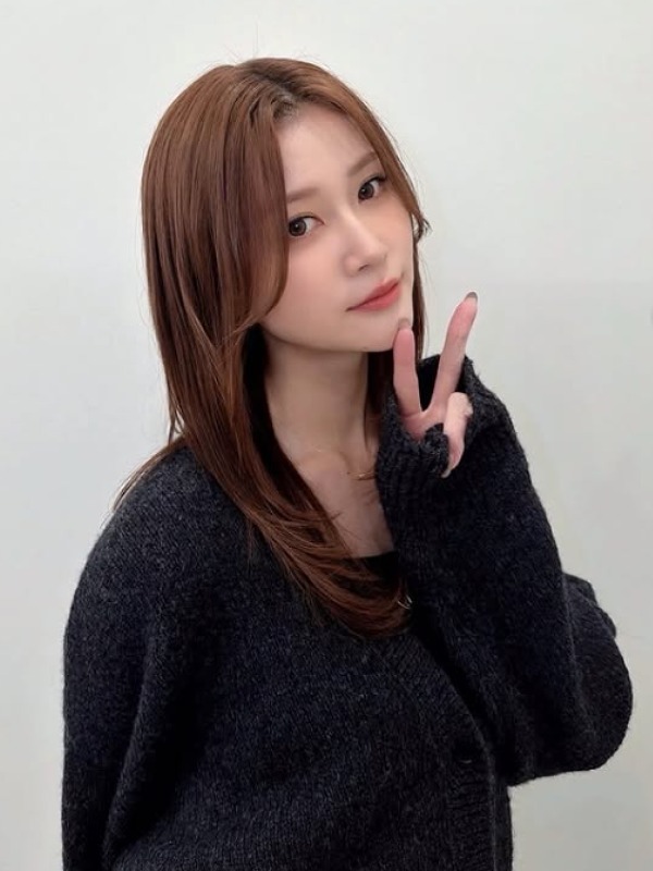 生見愛瑠が黒い服を着てピースサインをする画像