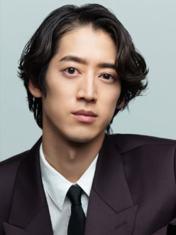 角野隼斗が黒いスーツを着ている画像
