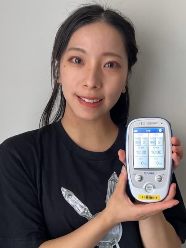 三浦璃来が計測機器を手に持つ画像